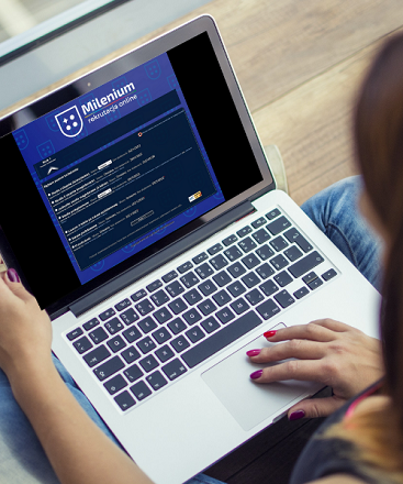 Formularz rekrutacyjny wypełniany online na laptopie